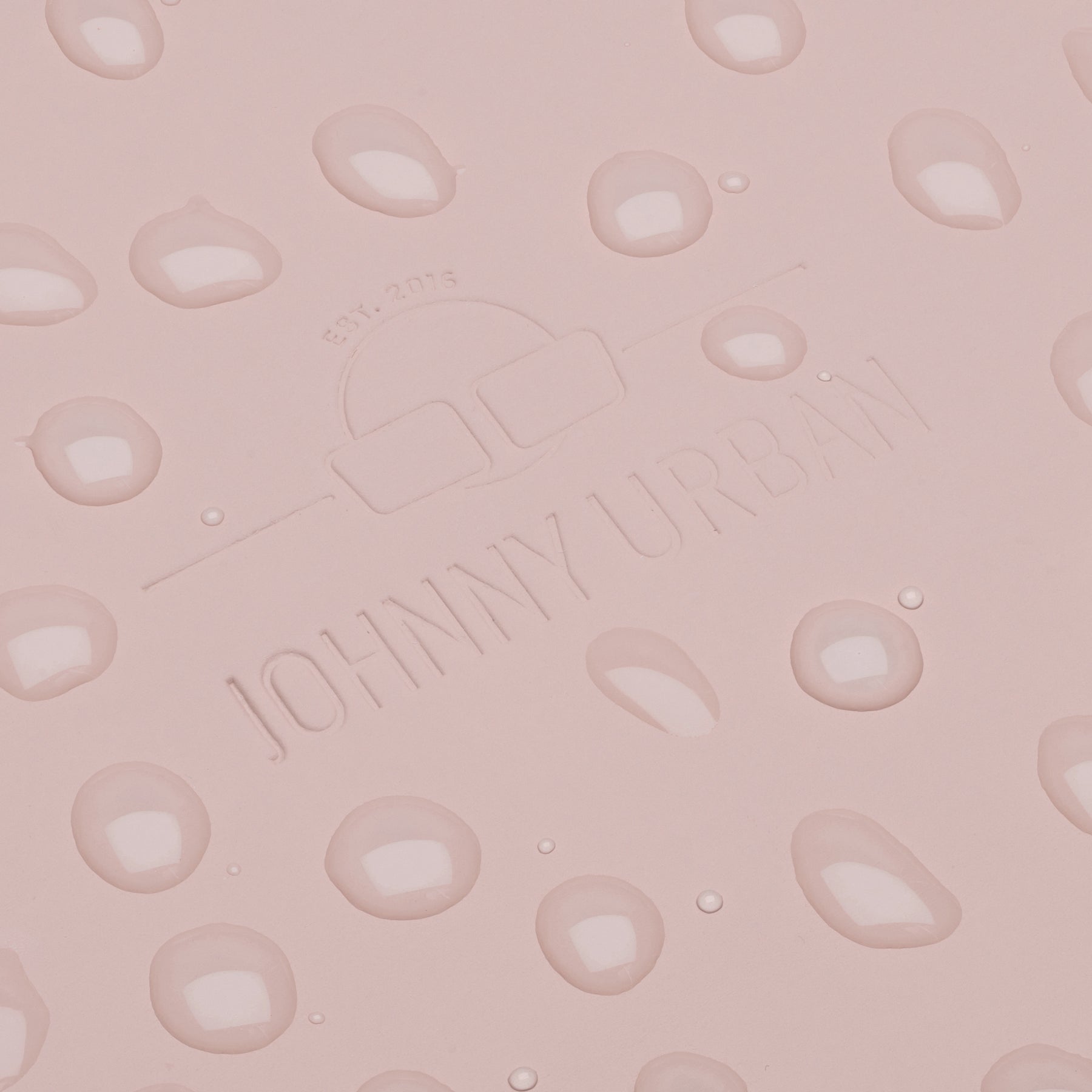 Nahaufnahme des rosa, wasserdichten Rolltop-Rucksacks Henry mit eingeprägtem Johnny Urban Logo und Wassertropfen