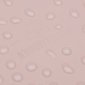 Nahaufnahme des rosa, wasserdichten Rolltop-Rucksacks Henry mit eingeprägtem Johnny Urban Logo und Wassertropfen