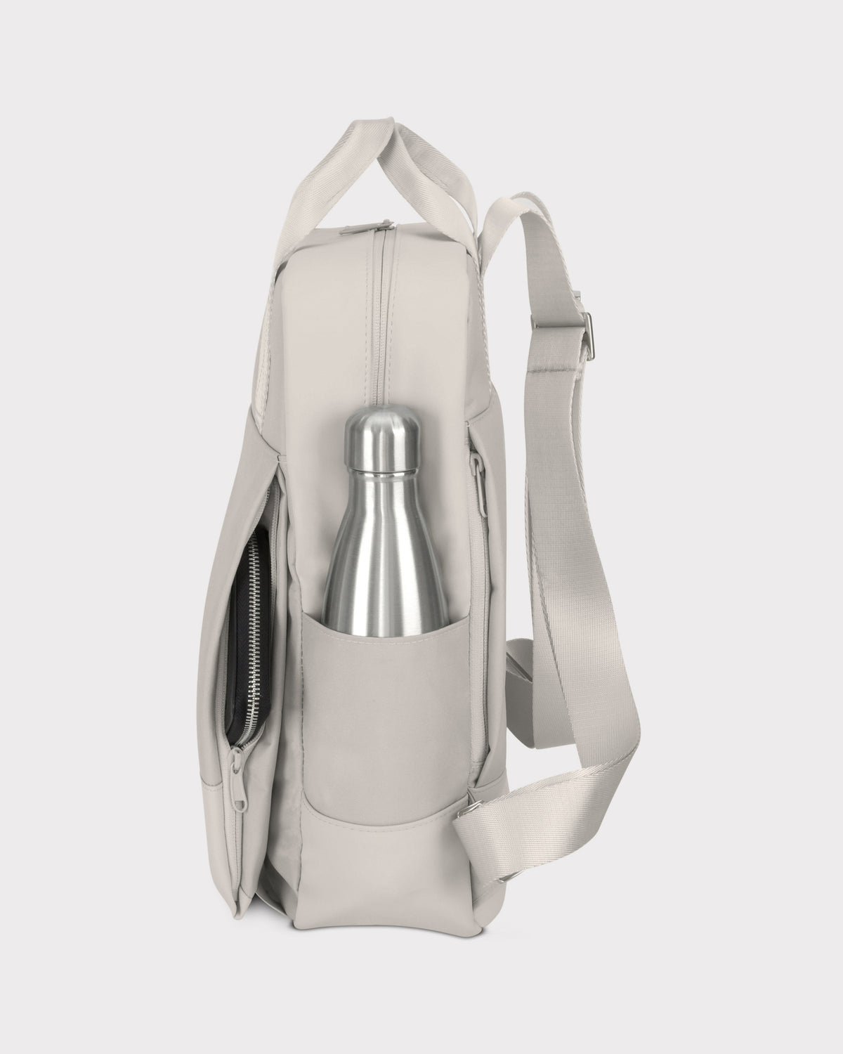 Beiger Rucksack 'Jona Large' mit seitlicher Tasche, in der eine silberne Trinkflasche steht