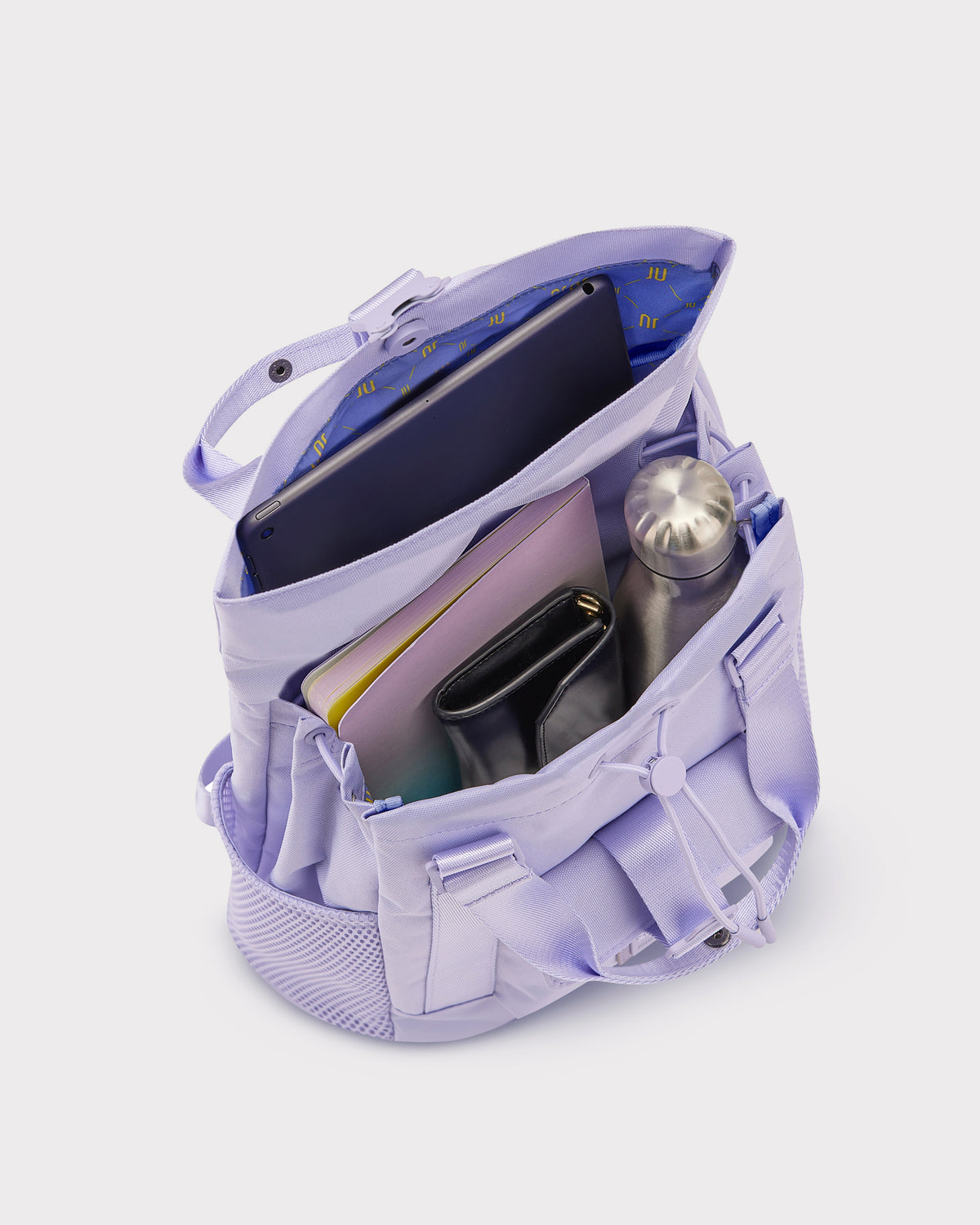 Lila Rucksack 'Jules' geöffnet mit Tablet, Notizbuch, Geldbörse und Trinkflasche