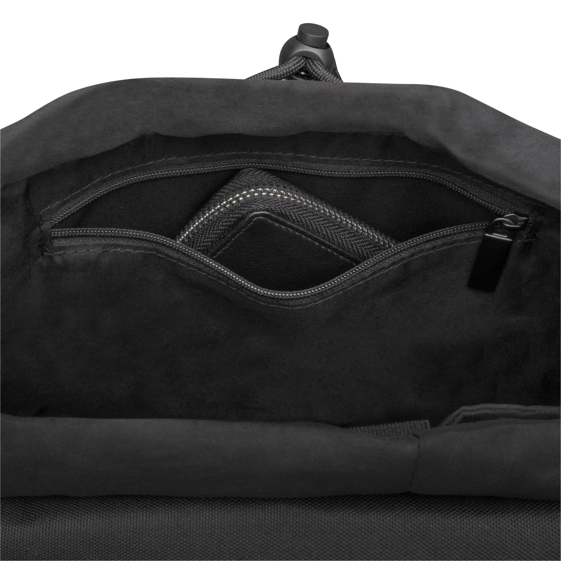 Innenansicht des schwarzen Rucksacks 'Liam' mit Reißverschlussfach und sichtbarem Etui