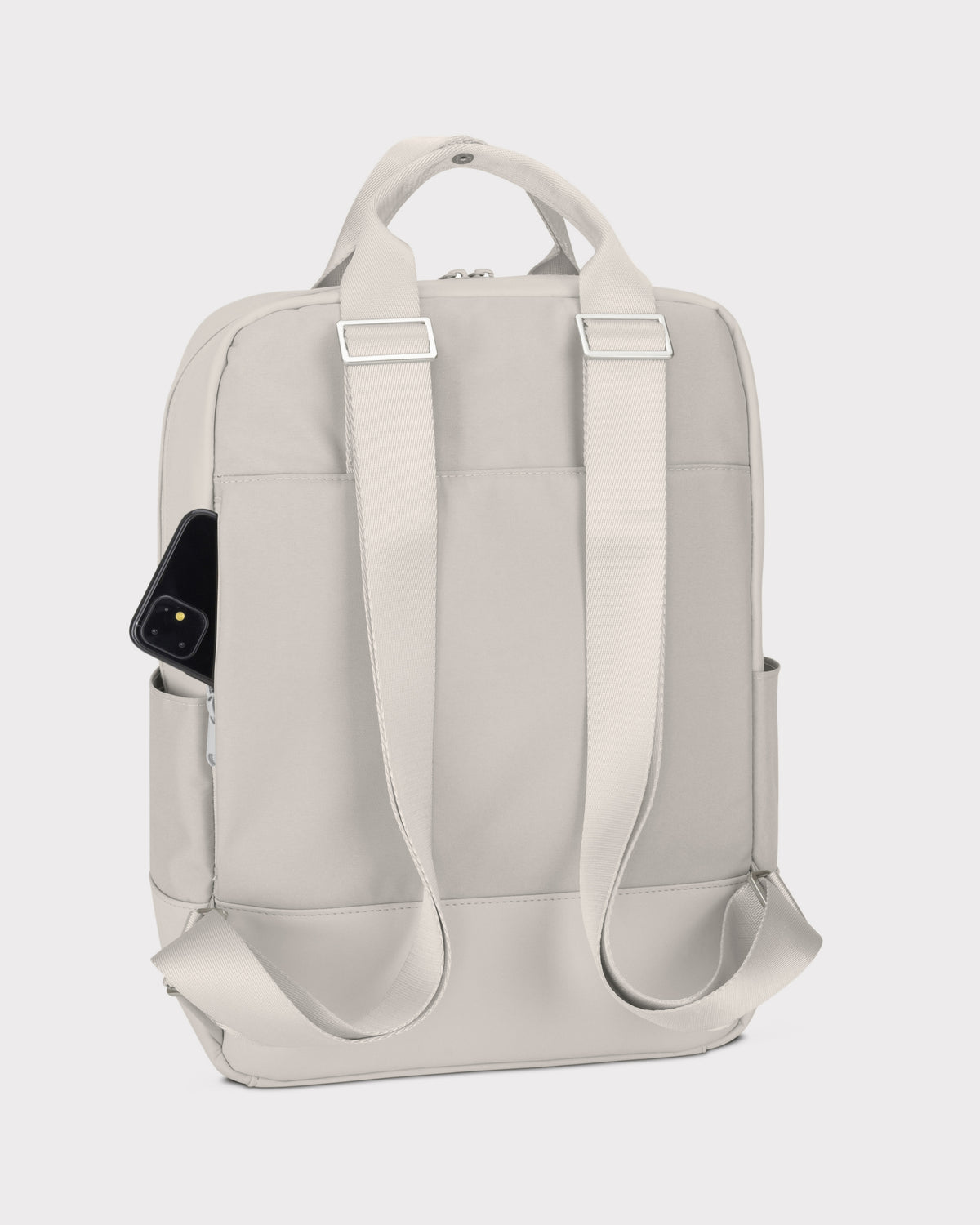 Beiger Rucksack 'Jona Large' mit verstellbaren Schulterriemen und seitlicher Tasche mit Smartphone