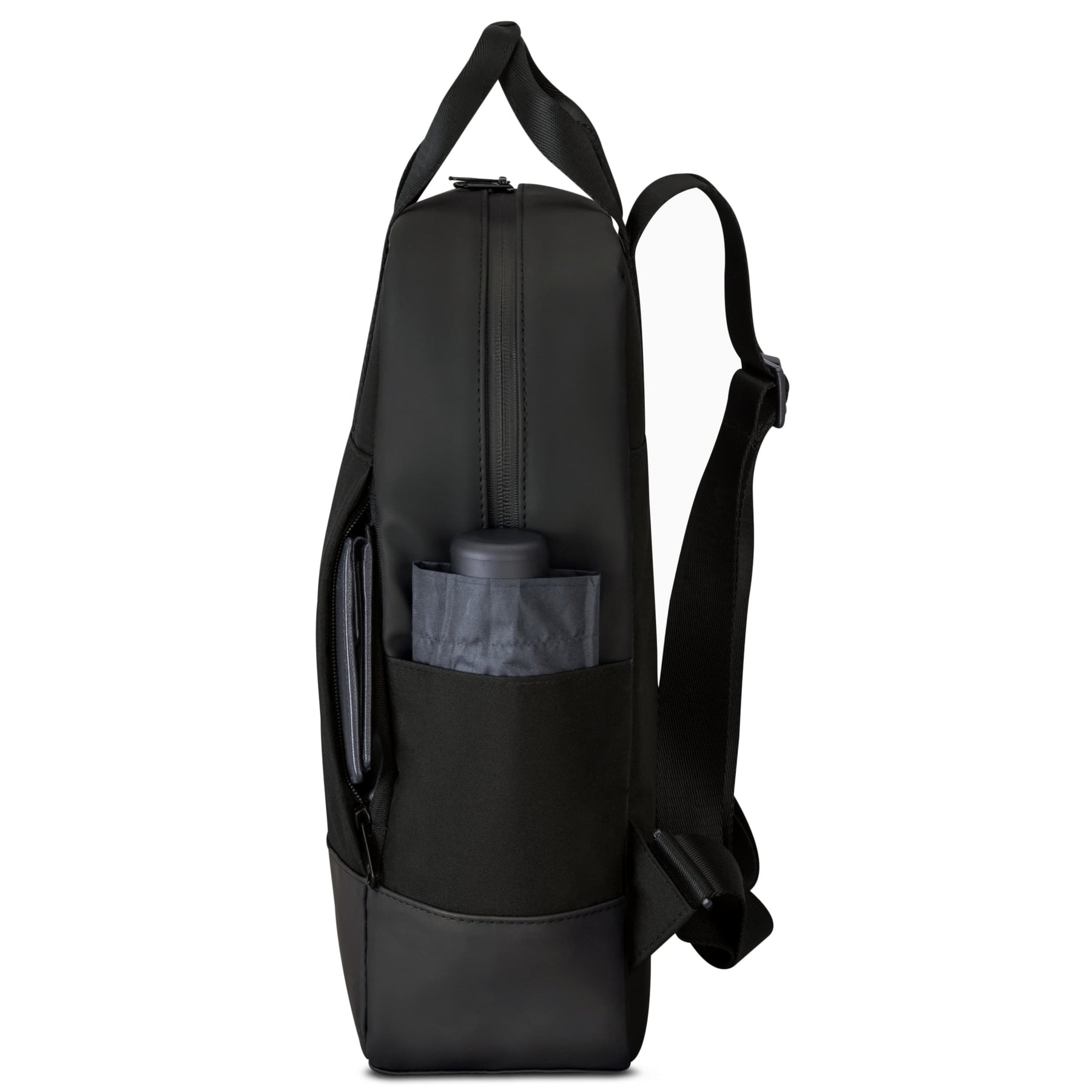 Schwarzer Rucksack 'Jona Medium' von Johnny Urban mit aufrechtem Seitenprofil, seitlicher Steckfach mit einer Wasserflasche und verstellbarem Schultergurt