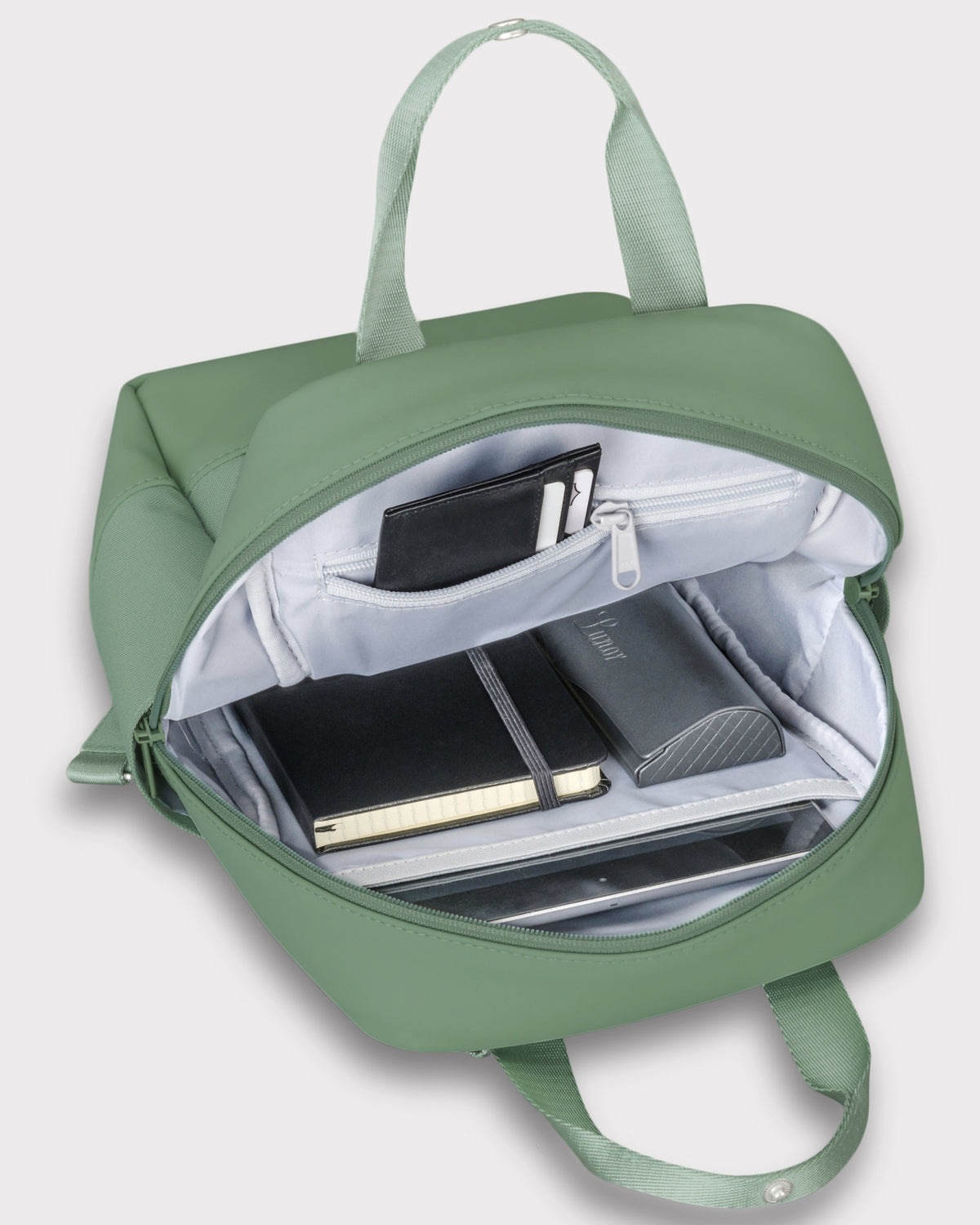 Rucksack 'Jona Small' in grün geöffnet mit organisiertem Innenraum, zeigt Brieftasche, Notizbuch und Tabletfach