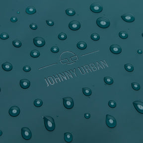 Nahaufnahme des petrolfarbenen Johnny Urban Rolltop Rucksacks 'Henry' mit Wasserperlen auf der Oberfläche