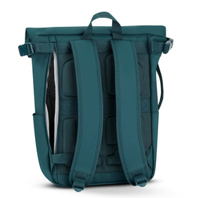 Rolltop Rucksack "Henry" in Petrolfarbe, Rückseite mit gepolsterten Trägern und atmungsaktivem Rückenbereich