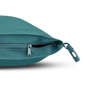 Seitliche Nahaufnahme des tealfarbenen Rolltop-Rucksacks 'Henry' von Johnny Urban mit geöffnetem Reißverschluss