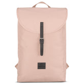 Rucksack 'Liam' von Johnny Urban in Rosa mit schwarzem Lederriemen und Logo auf der Vorderseite