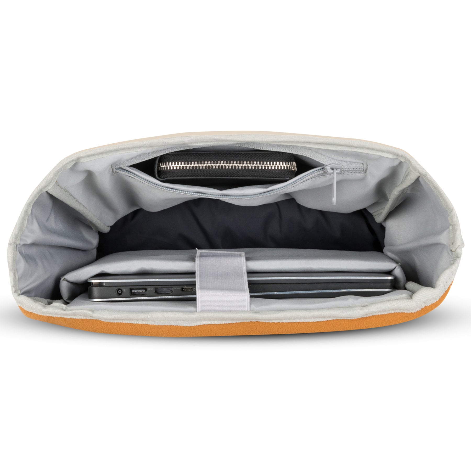 Innenansicht des beigefarbenen Rolltop Rucksacks Henry mit Laptopfach und Reißverschlusstasche