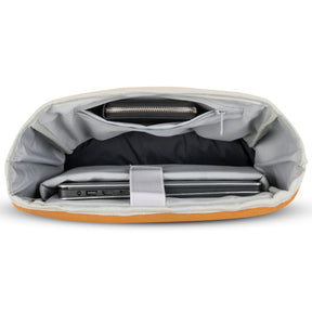 Innenansicht des beigefarbenen Rolltop Rucksacks Henry mit Laptopfach und Reißverschlusstasche