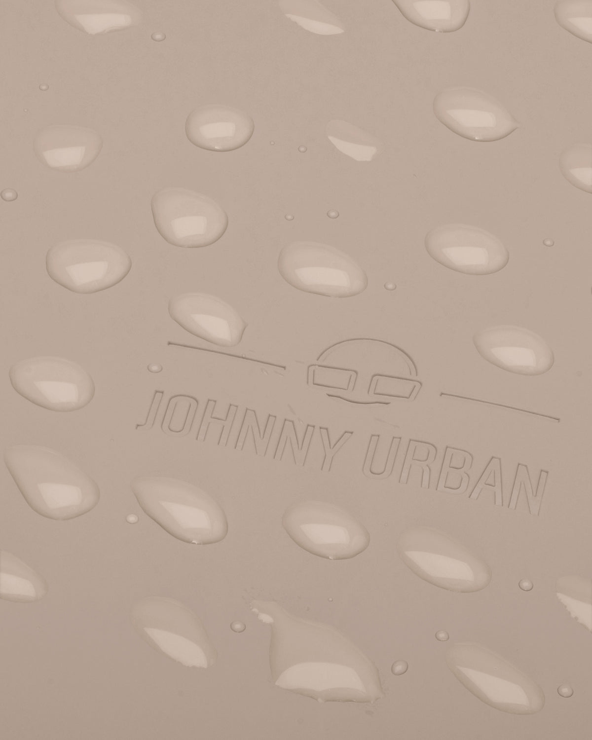 Beige wasserfester Rolltop Rucksack "Henry" von Johnny Urban mit Wasserperlen auf Oberfläche