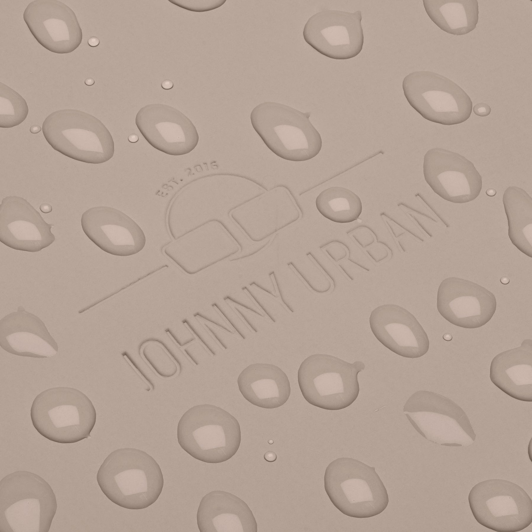 Beige wasserfester Rolltop Rucksack "Henry" von Johnny Urban mit Wasserperlen auf Oberfläche