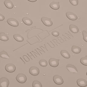 Beige wasserfester Rolltop Rucksack "Henry" von Johnny Urban mit Wasserperlen auf Oberfläche