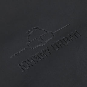 Prägung des Johnny Urban Logos auf dem schwarzen Rolltop Rucksack 'Henry'