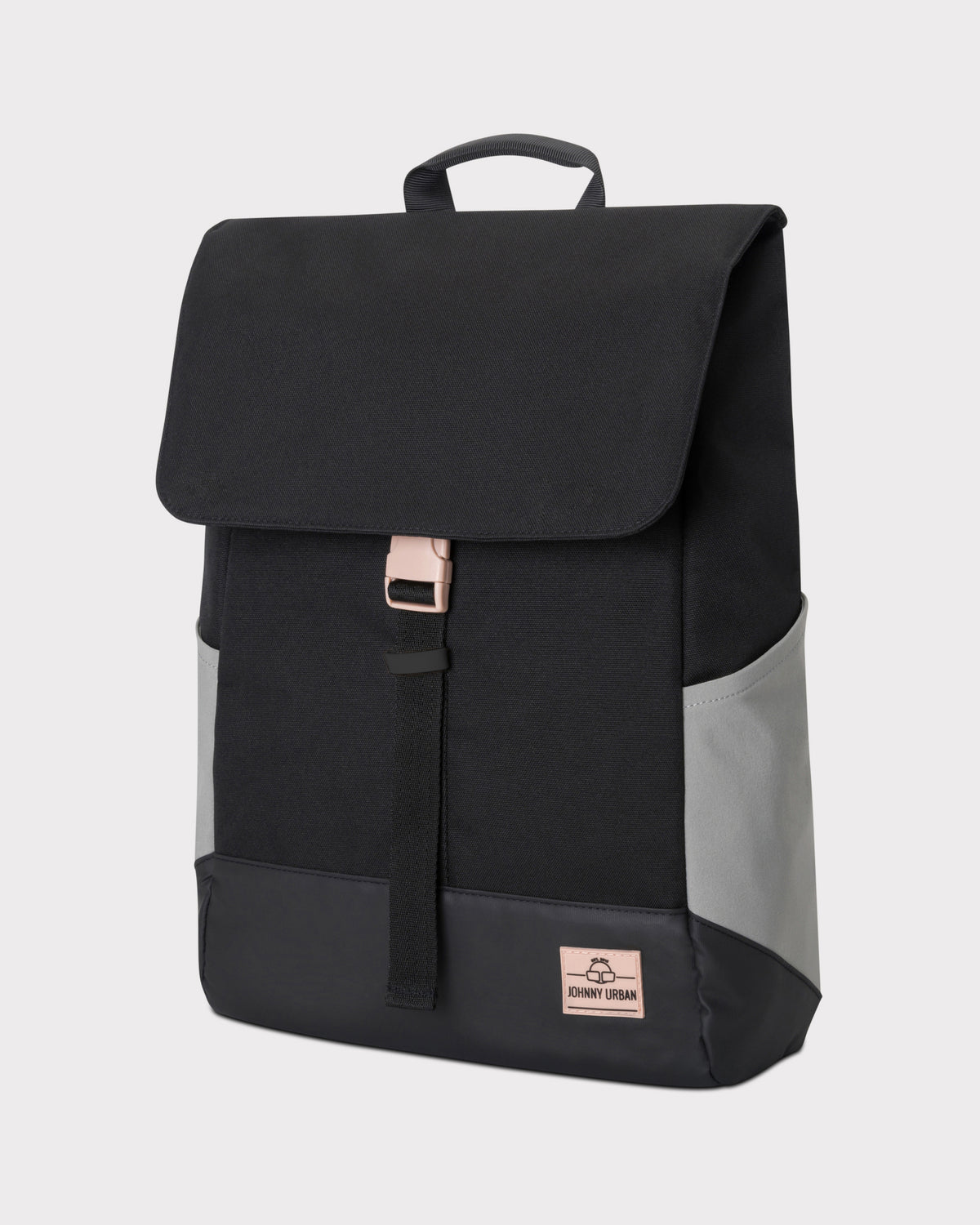 Schwarzer Tagesrucksack 'Mika' von Johnny Urban mit grauen Seitentaschen und roségoldener Schnalle