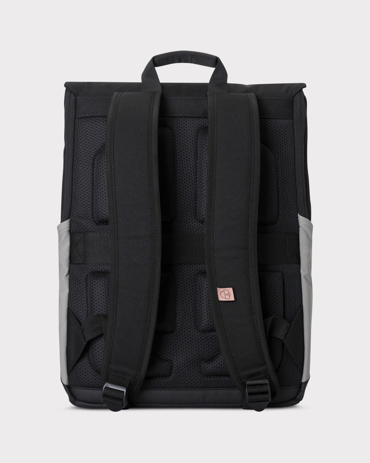 Rucksack 'Mika' Rückseite mit schwarzen, gepolsterten, verstellbaren Schultergurten und Handgriff