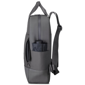 Seitlicher Blick auf grauen Tagesrucksack 'Jona Medium' mit Außentasche für Flasche und Reißverschlusstasche