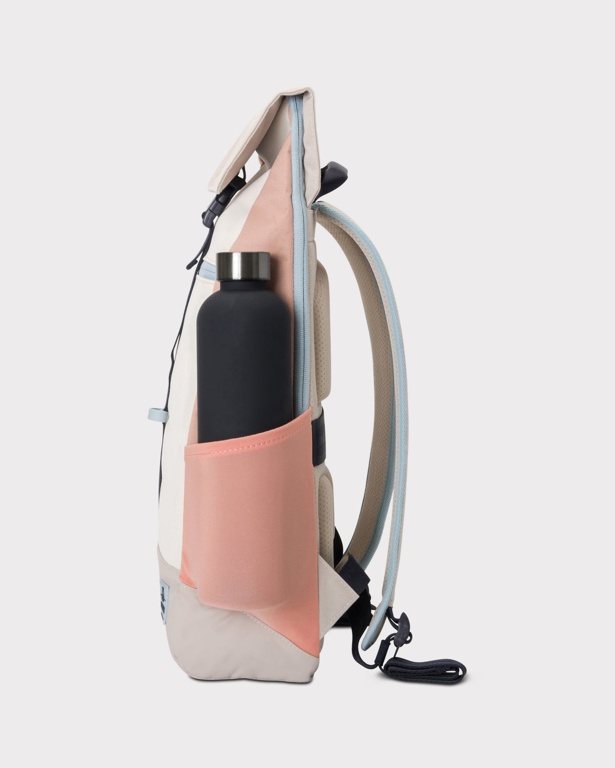 Rucksack 'Mika' in Pastellfarben mit seitlicher Tasche, darin eine schwarze Trinkflasche